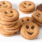 Você sabia que aquele pacotinho de biscoito recheado que você ama pode estar roubando até 39 minutos da sua vida saudável? 😱 Um estudo da USP revela que cada porção pode ter um preço alto para sua saúde! Mas não se preocupe, temos soluções deliciosas para satisfazer sua vontade sem culpa. Descubra 5 trocas inteligentes que vão enganar seu paladar e dicas de ouro para domar a vontade de doce. Que tal experimentar essas alternativas e ser feliz sem remorso? Clique e saiba mais sobre como cuidar da sua saúde de forma saborosa! 🍏✨