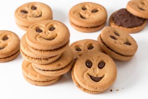 Você sabia que aquele pacotinho de biscoito recheado que você ama pode estar roubando até 39 minutos da sua vida saudável? 😱 Um estudo da USP revela que cada porção pode ter um preço alto para sua saúde! Mas não se preocupe, temos soluções deliciosas para satisfazer sua vontade sem culpa. Descubra 5 trocas inteligentes que vão enganar seu paladar e dicas de ouro para domar a vontade de doce. Que tal experimentar essas alternativas e ser feliz sem remorso? Clique e saiba mais sobre como cuidar da sua saúde de forma saborosa! 🍏✨