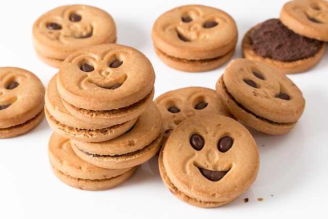 Você sabia que aquele pacotinho de biscoito recheado que você ama pode estar roubando até 39 minutos da sua vida saudável? 😱 Um estudo da USP revela que cada porção pode ter um preço alto para sua saúde! Mas não se preocupe, temos soluções deliciosas para satisfazer sua vontade sem culpa. Descubra 5 trocas inteligentes que vão enganar seu paladar e dicas de ouro para domar a vontade de doce. Que tal experimentar essas alternativas e ser feliz sem remorso? Clique e saiba mais sobre como cuidar da sua saúde de forma saborosa! 🍏✨