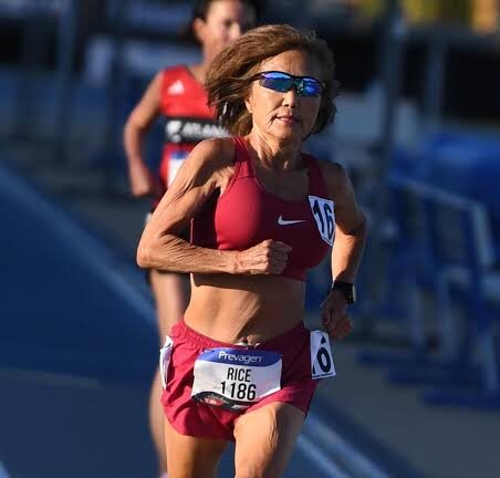Aos 77 Anos, Jeannie Rice Corre Como uma Atleta de 25 – E Você Também Pode! 🌟 Jeannie Rice, a maratonista que está reescrevendo as regras do envelhecimento, revela os segredos para manter um corpo jovem e forte – incluindo suplementos e exercícios que qualquer corredor pode adotar! 🏃‍♀️ "Idade é Apenas um Número": O Caso Jeannie Rice Aos 77 anos, Jeannie: ✅ Quebrou recordes mundiais em todas as distâncias (dos 1.500m à maratona) ✅ Tem capacidade aeróbica comparável a mulheres de 25 anos ✅ Mantém uma rotina de 80km/semana de corrida ✅ Já completou 130+ maratonas – e não planeja parar! "Quando corro com atletas jovens, não me sinto diferente. Exceto que talvez eu seja mais determinada!" – Jeannie Rice O Que a Ciência Descobriu Sobre Jeannie? Pesquisadores da Universidade de Loughborough ficaram chocados com seus exames: ⚡ VO2 Máximo (capacidade pulmonar) superior ao de muitas jovens atletas ⚡ Frequência cardíaca de 180bpm durante esforço – típica de atletas jovens ⚡ Economia de corrida (eficiência energética) comparável a corredoras de elite "Seu corpo desafia tudo o que sabemos sobre envelhecimento" – Dr. Michele Zanini, pesquisador 💊 Os Suplementos Que Ajudam Corredores (Incluindo Jeannie!) S uplemento Benefício Como Usar Ômega-3 Reduz inflamação nas articulações 1-3g/dia BCAA/Whey Recuperação muscular pós-treino Após corrida + carboidrato Magnésio Previne cãibras e fadiga 200-400mg/dia Vitamina D + Cálcio Fortalece ossos Combinar com exposição solar ⚠️ Importante: Consulte um nutricionista antes de suplementar! 💪 5 Exercícios Que Todo Corredor Deveria Fazer 1️⃣ Agachamento com Salto Fortalece pernas para subidas 3 séries de 12 repetições 2️⃣ Ponte de Glúteo Protege joelhos e melhora passada 3 séries de 15 segundos 3️⃣ Prancha Abdominal Melhora postura e economia de corrida 3 séries de 30-60 segundos 4️⃣ Mobilidade de Tornozelo Previne lesões e melhora apoio 10 rotações cada pé antes de correr 5️⃣ Yoga para Corredores Aumenta flexibilidade e controle respiratório 2x/semana fazem diferença! 🌱 O Estilo de Vida Que Mantém Jeannie Jovem ✔ Consistência acima de perfeição – Corre há 40+ anos sem interrupções ✔ Treino inteligente – Nunca teve técnico, mas escuta seu corpo ✔ Mentalidade vencedora – "Me proponho objetivos e vou até o fim" ✔ Paixão por viajar – Une corridas a aventuras pelo mundo "Meu próximo objetivo? Uma maratona incrível aos 80 anos!" – Jeannie 🎯 E Você? Está Pronto para Correr Contra o Tempo? 👉 Qual dessas dicas você vai aplicar primeiro? 👉 Já toma algum suplemento que mudou sua performance? 💬 Deixe nos comentários! E compartilhe com aquela pessoa que sempre diz "um dia eu começo"! Quer mais dicas? Leia também: Dicas para Envelhecer Saudável ✨ Quer mais dicas de longevidade ativa? Me conta aqui embaixo!
